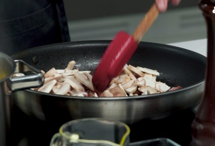 Фото шага рецепта Сливочная паста с беконом и грибами 152267 шаг 5  