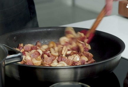 Фото шага рецепта Сливочная паста с беконом и грибами 152267 шаг 6  