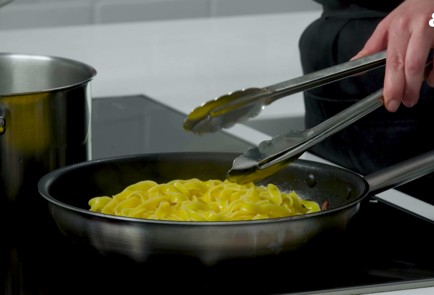 Фото шага рецепта Сливочная паста с беконом и грибами 152267 шаг 7  