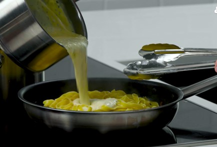 Фото шага рецепта Сливочная паста с беконом и грибами 152267 шаг 8  