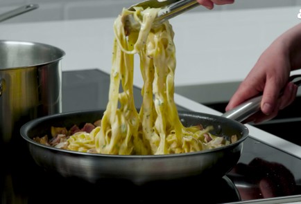 Фото шага рецепта Сливочная паста с беконом и грибами 152267 шаг 9  