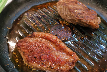 Фото шага рецепта Сливочная пиканья из мраморной говядины с розмарином 151496 шаг 11  