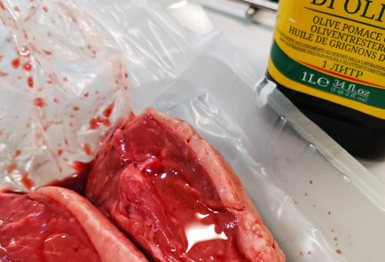 Фото шага рецепта Сливочная пиканья из мраморной говядины с розмарином 151496 шаг 2  