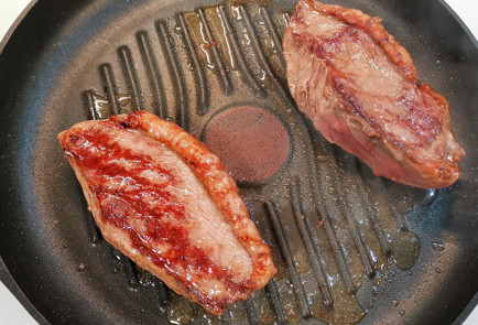 Фото шага рецепта Сливочная пиканья из мраморной говядины с розмарином 151496 шаг 5  