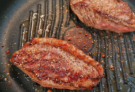 Фото шага рецепта Сливочная пиканья из мраморной говядины с розмарином 151496 шаг 6  