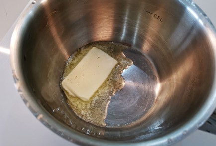 Фото шага рецепта Сливочная яичница со шпинатом 140736 шаг 1  