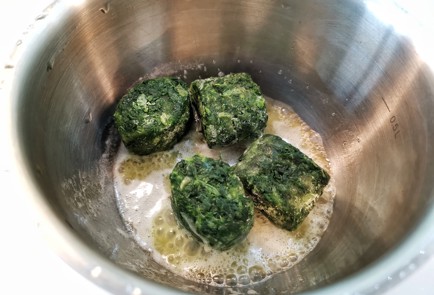 Фото шага рецепта Сливочная яичница со шпинатом 140736 шаг 2  