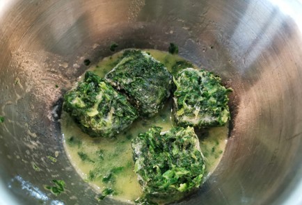 Фото шага рецепта Сливочная яичница со шпинатом 140736 шаг 3  