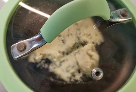 Фото шага рецепта Сливочносырный соус для нагетсов 173369 шаг 2  