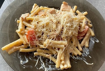 Фото шага рецепта Сливочнотоматная паста с рыбой 186531 шаг 10  