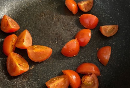 Фото шага рецепта Сливочнотоматная паста с рыбой 186531 шаг 5  