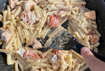 Фото шага рецепта Сливочнотоматная паста с рыбой 186531 шаг 9  