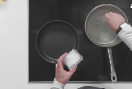 Фото шага рецепта Сливочнотоматный соус для пасты 175573 шаг 2  