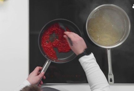 Фото шага рецепта Сливочнотоматный соус для пасты 175573 шаг 6  