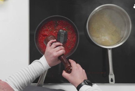 Фото шага рецепта Сливочнотоматный соус для пасты 175573 шаг 8  