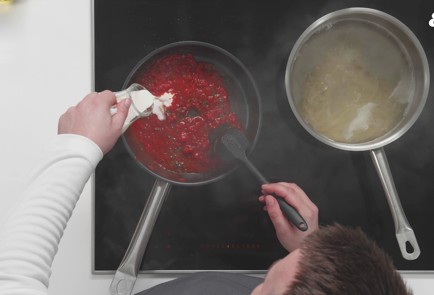 Фото шага рецепта Сливочнотоматный соус для пасты 175573 шаг 9  