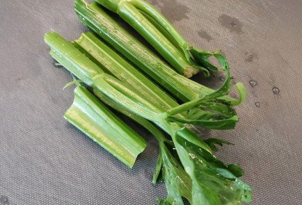 Фото шага рецепта Сливочное смузи из сельдерея 174669 шаг 1  