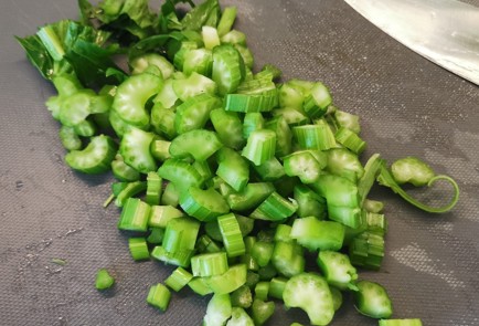 Фото шага рецепта Сливочное смузи из сельдерея 174669 шаг 2  