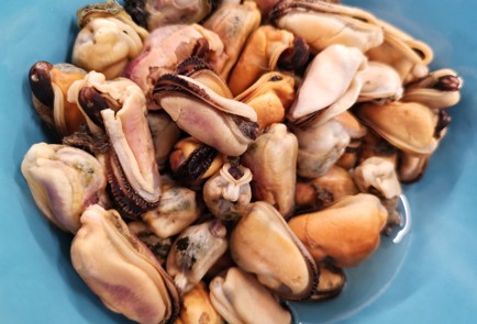 Фото шага рецепта Сливочный жюльен с грибами и мидиями 152237 шаг 1