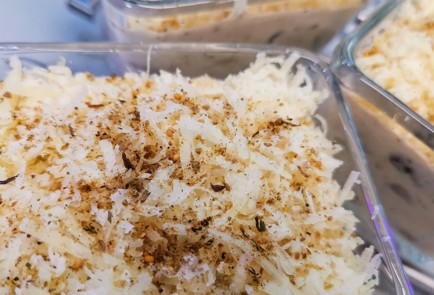 Фото шага рецепта Сливочный жюльен с грибами и мидиями 152237 шаг 11