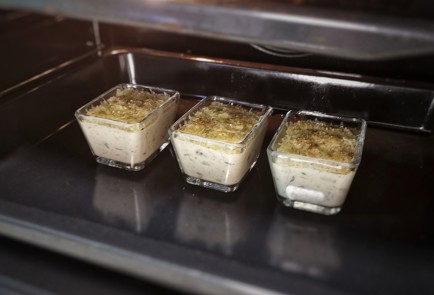 Фото шага рецепта Сливочный жюльен с грибами и мидиями 152237 шаг 12