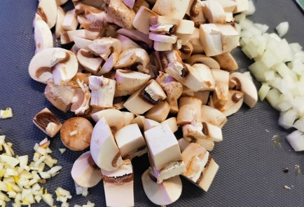 Фото шага рецепта Сливочный жюльен с грибами и мидиями 152237 шаг 2