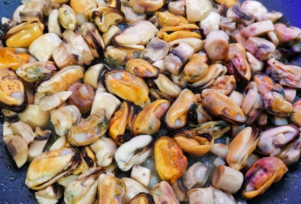 Фото шага рецепта Сливочный жюльен с грибами и мидиями 152237 шаг 4