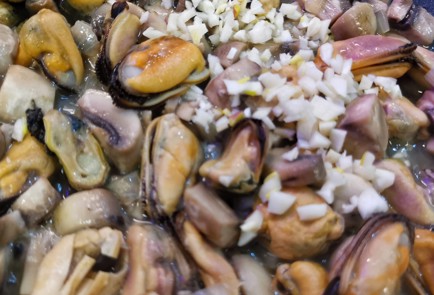 Фото шага рецепта Сливочный жюльен с грибами и мидиями 152237 шаг 5