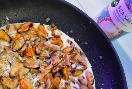 Фото шага рецепта Сливочный жюльен с грибами и мидиями 152237 шаг 6