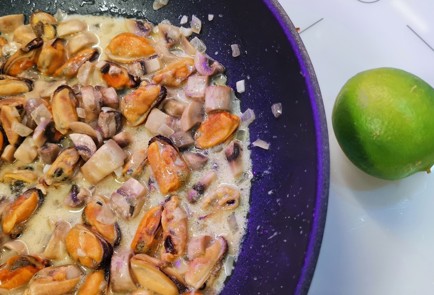 Фото шага рецепта Сливочный жюльен с грибами и мидиями 152237 шаг 7