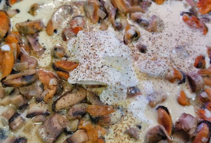 Фото шага рецепта Сливочный жюльен с грибами и мидиями 152237 шаг 8