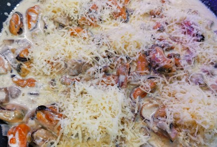 Фото шага рецепта Сливочный жюльен с грибами и мидиями 152237 шаг 9