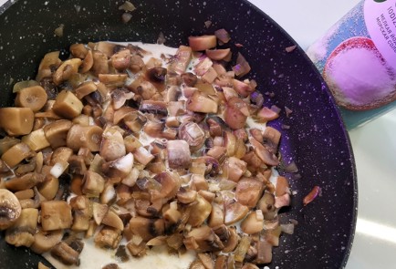 Фото шага рецепта Сливочный жюльен с паприкой 152236 шаг 5  