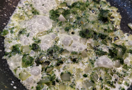 Фото шага рецепта Сливочный паштет со шпинатом 151949 шаг 2  