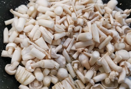 Фото шага рецепта Сливочный салат с грибами шимеджи 152304 шаг 4  