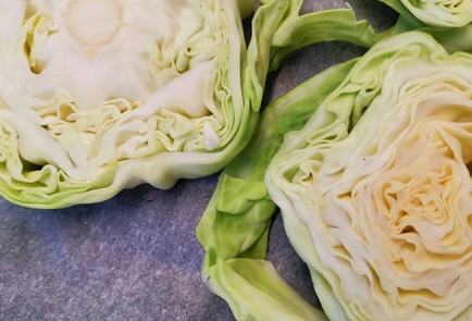 Фото шага рецепта Сливочные капустные стейки с сыром 152587 шаг 1  