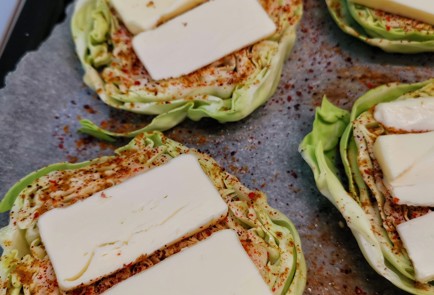 Фото шага рецепта Сливочные капустные стейки с сыром 152587 шаг 6  