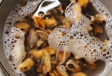 Фото шага рецепта Сливочные мидии с моцареллой 175186 шаг 1  