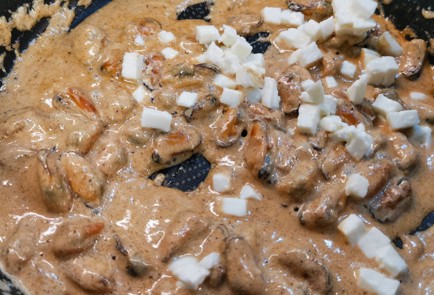 Фото шага рецепта Сливочные мидии с моцареллой 175186 шаг 10  