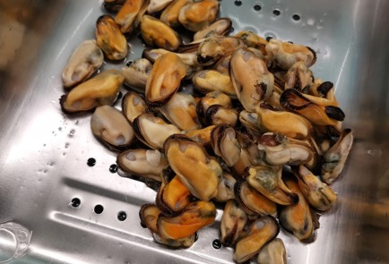 Фото шага рецепта Сливочные мидии с моцареллой 175186 шаг 2  