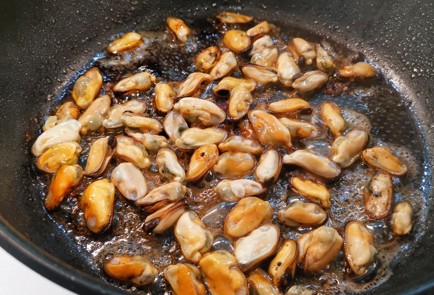 Фото шага рецепта Сливочные мидии с моцареллой 175186 шаг 4  