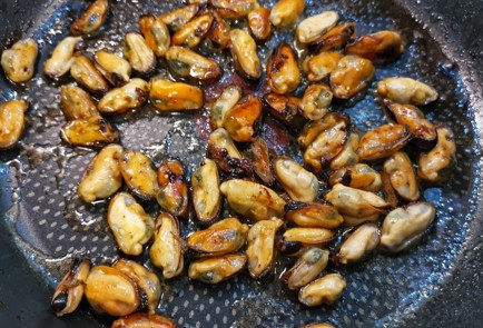 Фото шага рецепта Сливочные мидии с моцареллой 175186 шаг 5  