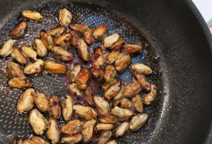 Фото шага рецепта Сливочные мидии с моцареллой 175186 шаг 6  