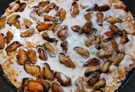 Фото шага рецепта Сливочные мидии с моцареллой 175186 шаг 7  