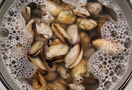 Фото шага рецепта Сливочные мидии в соусе дорблю со шпинатом 173329 шаг 1  