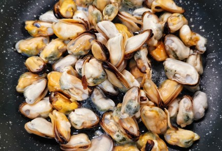 Фото шага рецепта Сливочные мидии в соусе дорблю со шпинатом 173329 шаг 2  