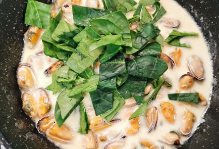 Фото шага рецепта Сливочные мидии в соусе дорблю со шпинатом 173329 шаг 5  