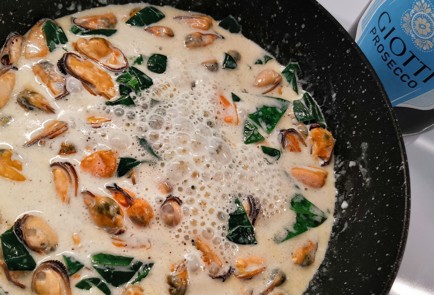 Фото шага рецепта Сливочные мидии в соусе дорблю со шпинатом 173329 шаг 7  