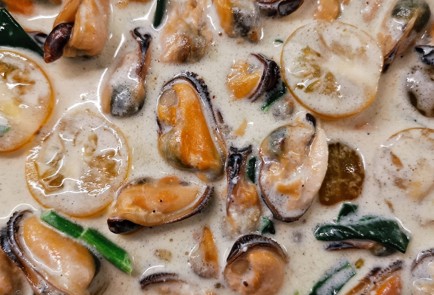 Фото шага рецепта Сливочные мидии в соусе дорблю со шпинатом 173329 шаг 8  