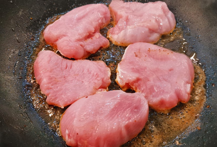 Фото шага рецепта Сливочные стейки с сыром из индейки 152013 шаг 1  